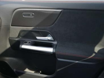 Mercedes GLA 200 — photo 14