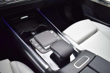 Mercedes EQA 250 — photo 25
