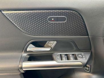 Mercedes GLA 180 — photo 16