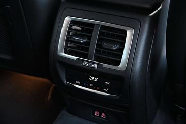 BMW iX3 — photo 10