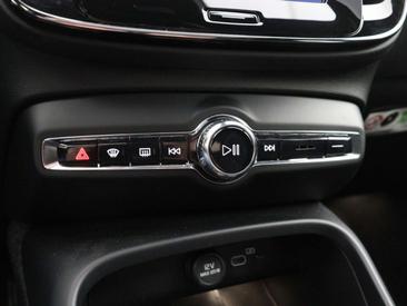 Volvo XC40 B4 — photo 24