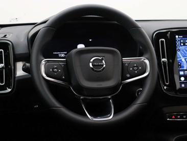 Volvo XC40 B4 — photo 29