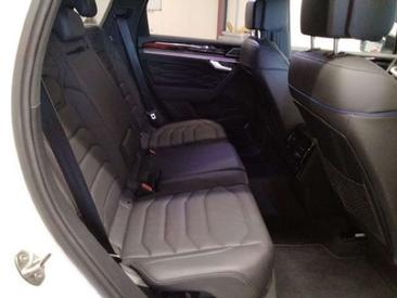 Volkswagen Touareg R EHybrid — photo 10