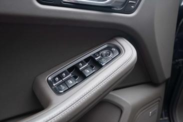 Porsche Macan — photo 13