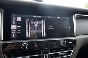 Porsche Macan — photo 27