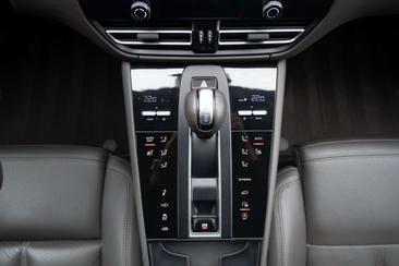 Porsche Macan — photo 28