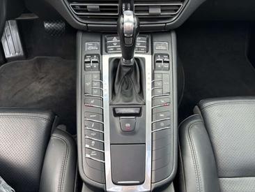 Porsche Macan — photo 22