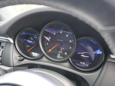 Porsche Macan — photo 15