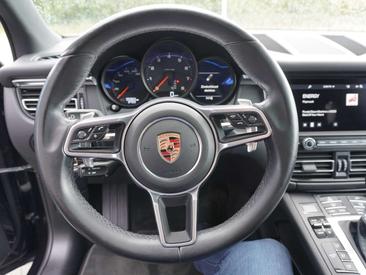 Porsche Macan — photo 31