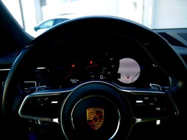 Porsche Macan — photo 12