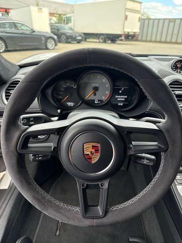 Porsche 718 Cayman GT4 — photo 11