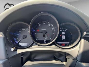 Porsche Macan — photo 11