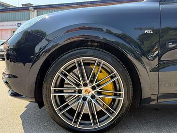 Porsche Cayenne Turbo S E-Hybrid — photo 13