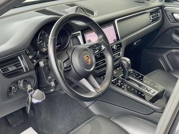 Porsche Macan — photo 13