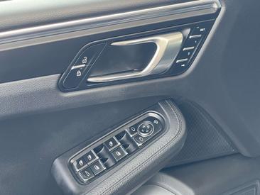 Porsche Macan — photo 17