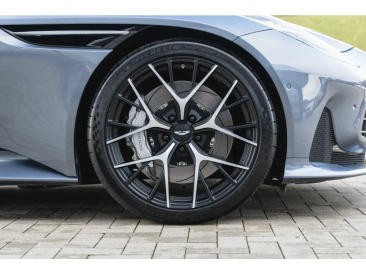 Aston Martin DB12 V8 — photo 4