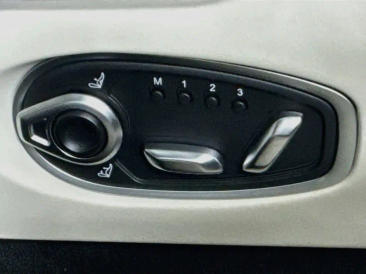 Aston Martin DB12 V8 — photo 19