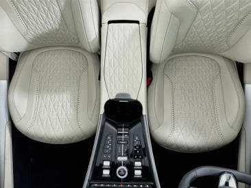 Aston Martin DB12 V8 — photo 22