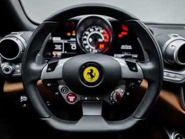 Ferrari GTC4Lusso — photo 9