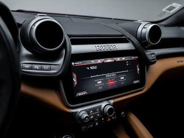 Ferrari GTC4Lusso — photo 15