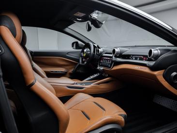 Ferrari GTC4Lusso — photo 18