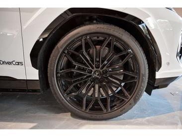 Lamborghini Urus SE — photo 26
