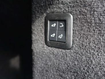 Land Rover Range Rover Sport SVR — photo 31