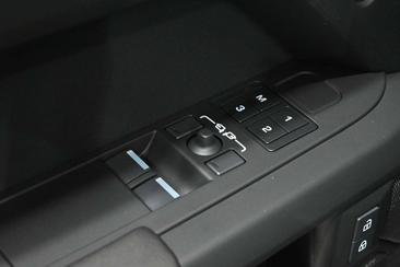 Land Rover Defender 90 X-Dynamic SE 5.0 V8 — photo 18