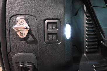 Land Rover Defender 90 X-Dynamic SE 5.0 V8 — photo 40