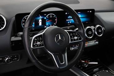 Mercedes GLA 200d — photo 16