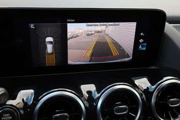 Mercedes GLA 200d — photo 17