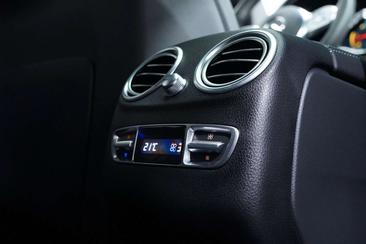 Mercedes GLC 300 D — photo 32