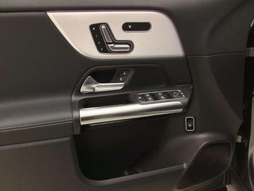 Mercedes GLA 200 — photo 20