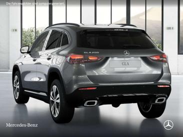 Mercedes GLA 200 — photo 19
