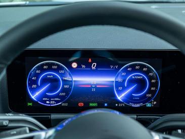 Mercedes EQA 250 — photo 10