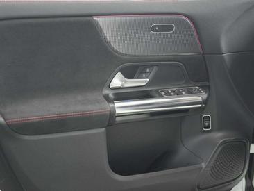 Mercedes EQA 250 — photo 16