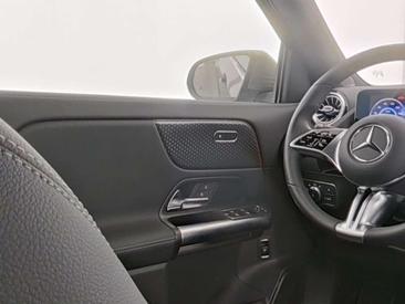 Mercedes EQA 250 — photo 8