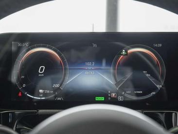 Mercedes EQA 250 — photo 18