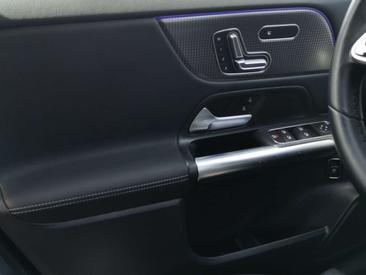 Mercedes EQA 250 — photo 17