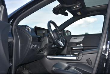 Mercedes EQA 250 — photo 9