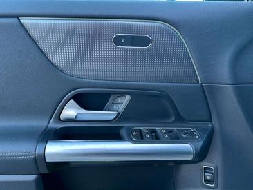 Mercedes EQA 250 — photo 13