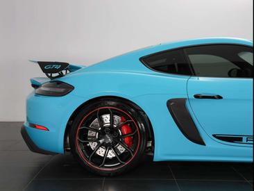 Porsche 718 Cayman GT4 — photo 18