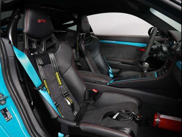 Porsche 718 Cayman GT4 — photo 21