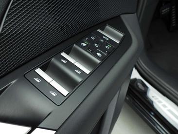 BMW iX3 50 XDrive — photo 20
