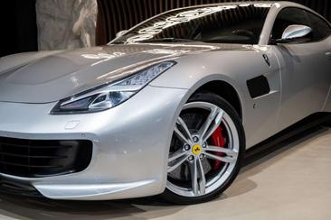 Ferrari GTC4Lusso T — photo 37
