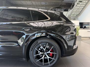 Porsche Cayenne Turbo Electric — photo 13