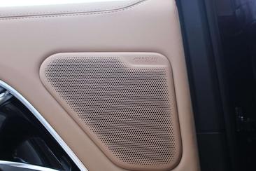 Land Rover Range Rover P550e — photo 14