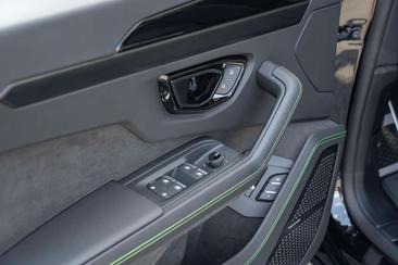 Lamborghini Urus SE — photo 11