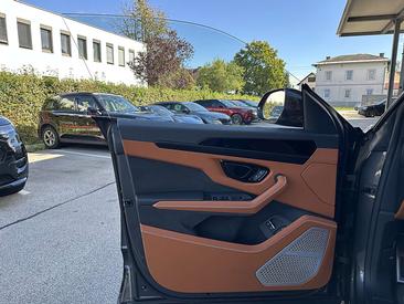 Lamborghini Urus SE — photo 36