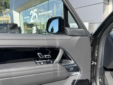 Land Rover Range Rover P550e — photo 12